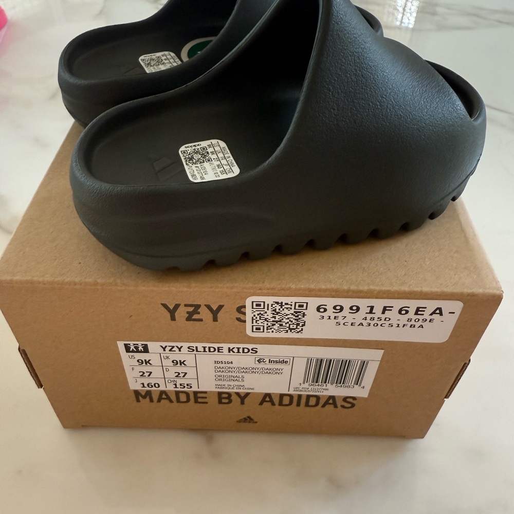 adidas Kids Slippers in Black